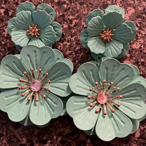 Beautiful Fashionable Pierced Earring! Teal with gold hardware light metal! Cute